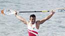 Atlet canoe Indonesia, Maizir Ryondra, melakukan selebrasi usai tampil pada nomor 1000 meter SEA Games 2019 di Subic, Filipina, Jumat (6/12). Dirinya berhasil meraih medali emas dengan catatan waktu 3 menit 55,841 detik. (Bola.com/M Iqbal Ichsan)
