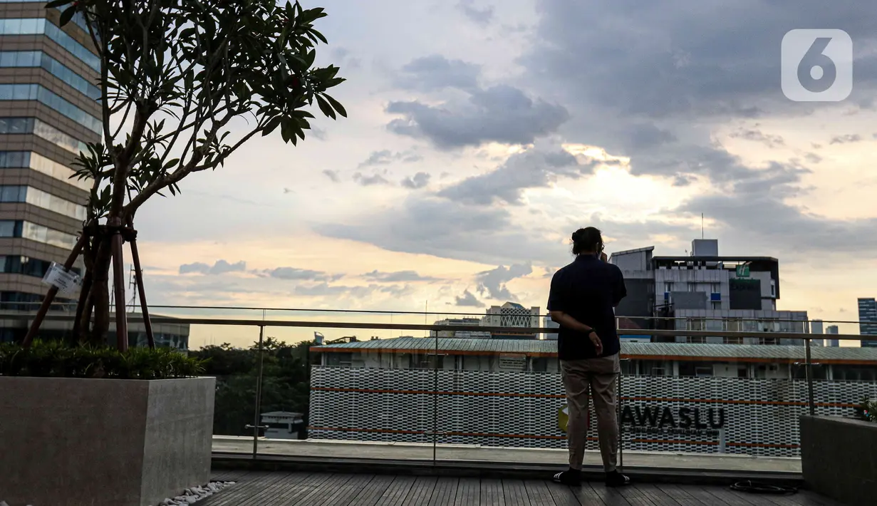Pengunjung menanti waktu berbuka puasa di Sky Deck Sarinah, Jakarta, Kamis (7/4/2022). Sky Deck Sarinah menjadi salah satu destinasi baru bagi warga Jakarta dan sekitarnya untuk menanti waktu berbuka puasa atau ngabuburit bersama keluarga dan kerabat. (Liputan6.com/Herman Zakharia)