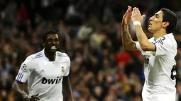 Selebrasi gelandang serang Real Madrid Angel Di Maria (kanan) usai menutup kemenangan 3-0 atas Lyon dalam leg kedua 16 besar Liga Champions di Santiago Bernabeu, 16 Maret 2011. AFP PHOTO/PIERRE-PHILIPPE MARCOU