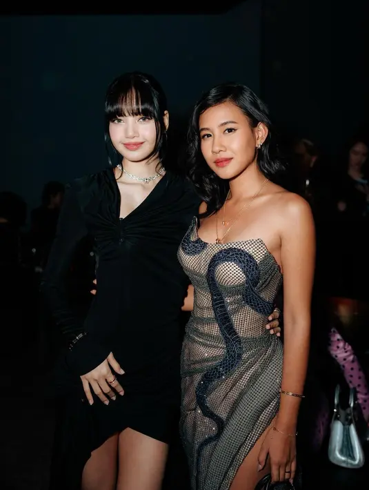 Shenina Cinammon dengan kulit cokelat eksotisnya yang khas tampil menawan dibalut strapless gown super cantik, dengan slit tinggi yang juga memamerkan kulit kakinya. [Foto: Instagram/sheninacinnamon]