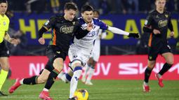 Pemain Venezia, Gaetano Oristanio berebut bola dengan pemain Hellas Verona, Reda Belahyane dalam laga lanjutan Liga Italia 2024/2025 di Venice, Italia, Selasa (28/01/2025) dini hari WIB. (AP Photo/LaPresse/Paola Garbuio)