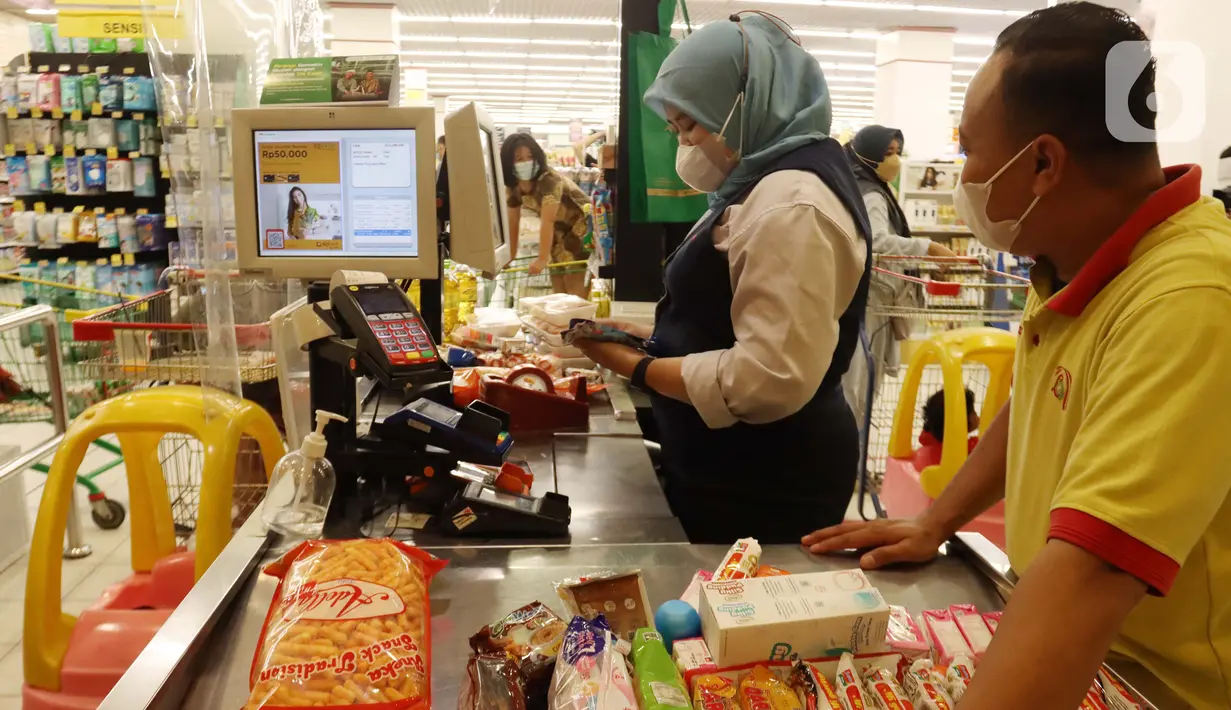 Kasir menghitung berbelanjaan warga untuk kebutuhan bahan pokok akhir tahun di salah satu hypermarket, Jakarta, Sabtu (24/12/2022). Memasuki libur Natal dan Tahun Baru 2023, harga bahan pokok dan kebutuhan lainnya di supermarket masih stabil bahkan terdapat program promo. (merdeka.com/Imam Buhori)