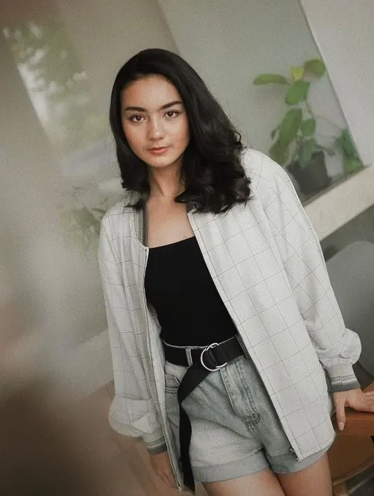 Simple tapi kece, padu padan plaid jacket, tank top, short pants, dan ikat pinggang juga tak kalah menarik untuk melengkapi OOTD harian kamu. (Instagram/ersyaurel).