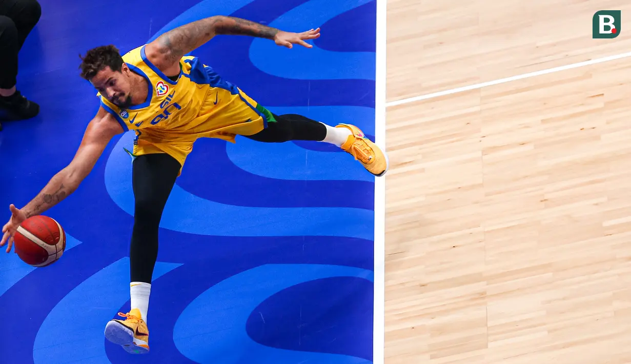 Pebasket Brasil, Lucas Dias berusaha menggapai bola pada laga kedua Grup G Piala Dunia FIBA 2023 melawan Spanyol di Indonesia Arena, Senayan, Jakarta, Senin (28/08/2023). Spanyol menang atas Brasil dengan skor 96-78. (Bola.com/Bagaskara Lazuardi)