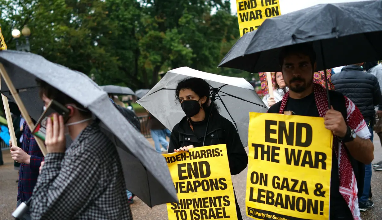Sejumlah orang ikut serta dalam aksi unjuk rasa mendukung Lebanon di depan Gedung Putih, Washington DC, Amerika Serikat. pada 24 September 2024. (Mandel NGAN/AFP)