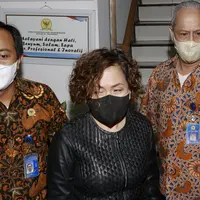 Dalam pertemuan tersebut Indosiar diwakili oleh Direktur Programming Indosiar, Harsiwi Achmad didampingi oleh Direktur PT Surya Citra Media (SCM), Imam Sudjarwo. (Bola.com/M Iqbal Ichsan)