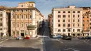 Foto udara pagi pada 30 Maret 2020, Via dei Fori Imperiali dan Roman Forum yang sepi selama penerapan penutupan nasional atau lockdown di Roma. Roma menjelma bak kota mati pasca pemerintah Italia memberlakukan aturan lockdown untuk mencegah penyebaran virus corona. (Elio CASTORIA/AFP)
