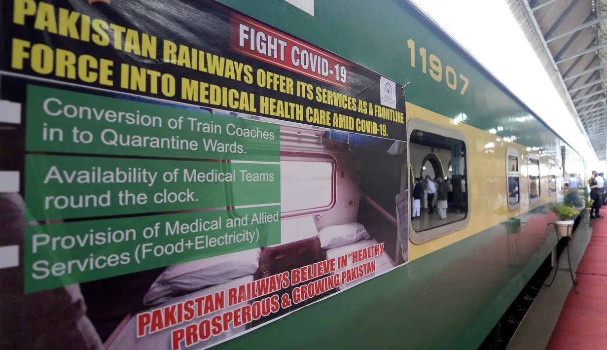 Foto yang diabadikan pada 30 Maret 2020 ini menunjukkan bagian luar kompartemen kereta api yang diubah menjadi bangsal karantina untuk virus Corona COVID-19  di stasiun kereta api di Rawalpindi, Provinsi Punjab, Pakistan timur. (Xinhua/Ahmad Kamal)