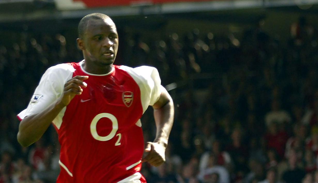 6. Patrick Vieira (Arsenal) - Patrick Vieira merupakan pemain yang sangat berpengaruh di lini tengah di Arsenal pada 1996-2005. Gelandang asal Prancis kelahiran Senegal ini menyumbangkan 3 title Premier League, 4 FA Cup dan 4 Community Shields untuk Arsenal. (AFP/Jim Watson)
