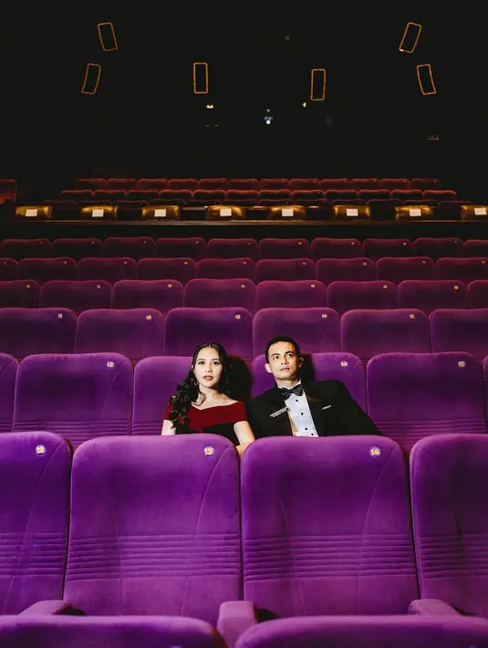 Prilly Latuconsina dan Omara Esteghlal tampil bak raja dan ratu film dalam balutan busana klasik [@prillylatuconsina96]