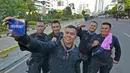 Sejumlah Korps Brimob berswafoto disela penjagaan mereka di kawasan MH Thamrin, Jakarta, Jumat (24/5/2019). Usai kerusuhan 22 Mei 2019, penjagaan di kawasan jalan MH Thamrin sampai Jumat, 24 Mei 2019 masih terus dilakukan oleh aparat kepolisian. (Liputan6.com/Herman Zakharia)