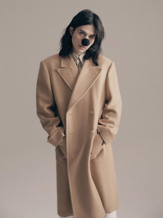 Potret Terbaru Lee Dong-wook Rambut Gondrong (sumber: gqkorea.co.kr)