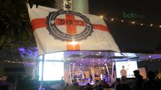 Fans Inggris membentangkan bendera saat acara Nobar Gratis di Sky Garden, Novotel Tangerang. (14/7/2018). Novotel menghadirkan Nobar Gratis untuk fans bisa merasakan sensasi Piala Dunia 2018. (Bola.com/Nick Hanoatubun)