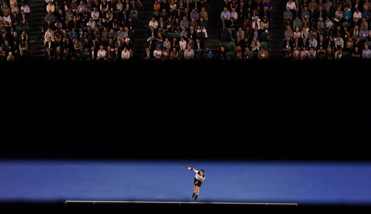 Petenis putra Inggris Raya, Andy Murray, saat melakukan servis ke arah petenis Kanada, Milos Raonic, dalam semifinal tenis Australia Terbuka 2016 di Melbourne Park, Australia, (29/1/2016). (AFP/Saeed Khan)