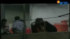 Pengelola mall langsung mengusir pengunjung mall dan wartawan serta menutup semua pintu masuk.