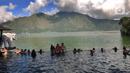 <p>Wisatawan menikmati pemandangan sambil berendam di kolam air panas Toya Devasya yang terletak di pinggir Danau Batur, Kintamani, Bangli, Bali, Rabu (04/03/20222). Kunjungan wisatawan domestik (Wisdom) ke Pulau Bali saat libur Lebaran 2022 terus meningkat. Per hari kedatangan wisdom rata-rata 40 ribu, dibandingkan sebelum lebaran berkisar 20 ribu per hari.(merdeka.com/Arie Basuki)</p>