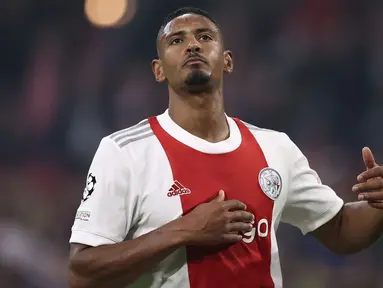 Sebastien Haller berhasil menemukan permainan terbaiknya usai direkrut Ajax Amsterdam dari West Ham United pada awal tahun 2021. Mengalami masa-masa sulit bersama The Hammers, Haller berhasil bangkit dengan mengoleksi 33 gol dan 13 assist dalam 46 laga di semua kompetisi. (AFP/Kenzo Tribouillard)