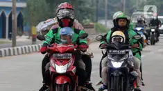 Pemudik yang menggunakan sepeda motor melintasi jalur Pantura daerah Pamanukan, Subang, Jawa Barat, Jumat (29/4/2022). Pada H-3 Lebaran, jalur Pantura dipadati kendaraan pemudik khususnya kendaraan roda dua. (Liputan6.com/Herman Zakharia)