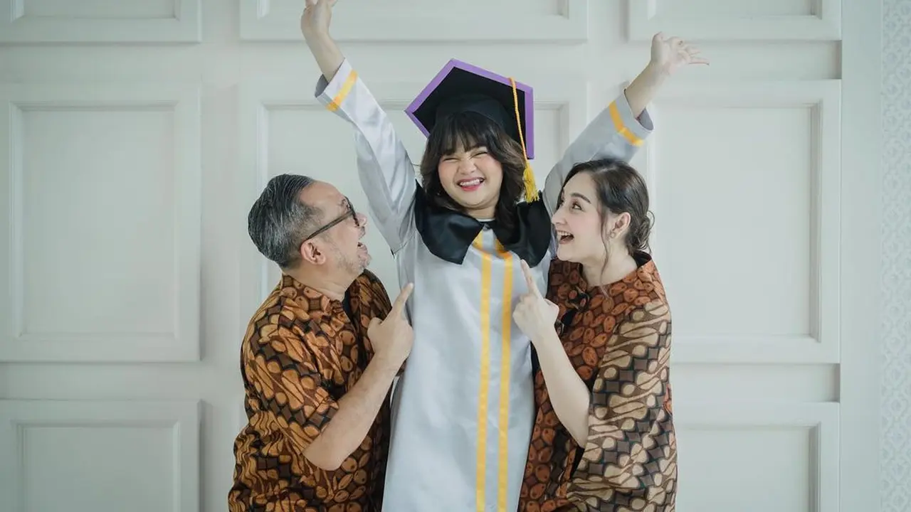 6 Potret Mima Shafa Putri Mona Ratuliu Saat Wisuda, Lulus SMA Bareng Kekasih