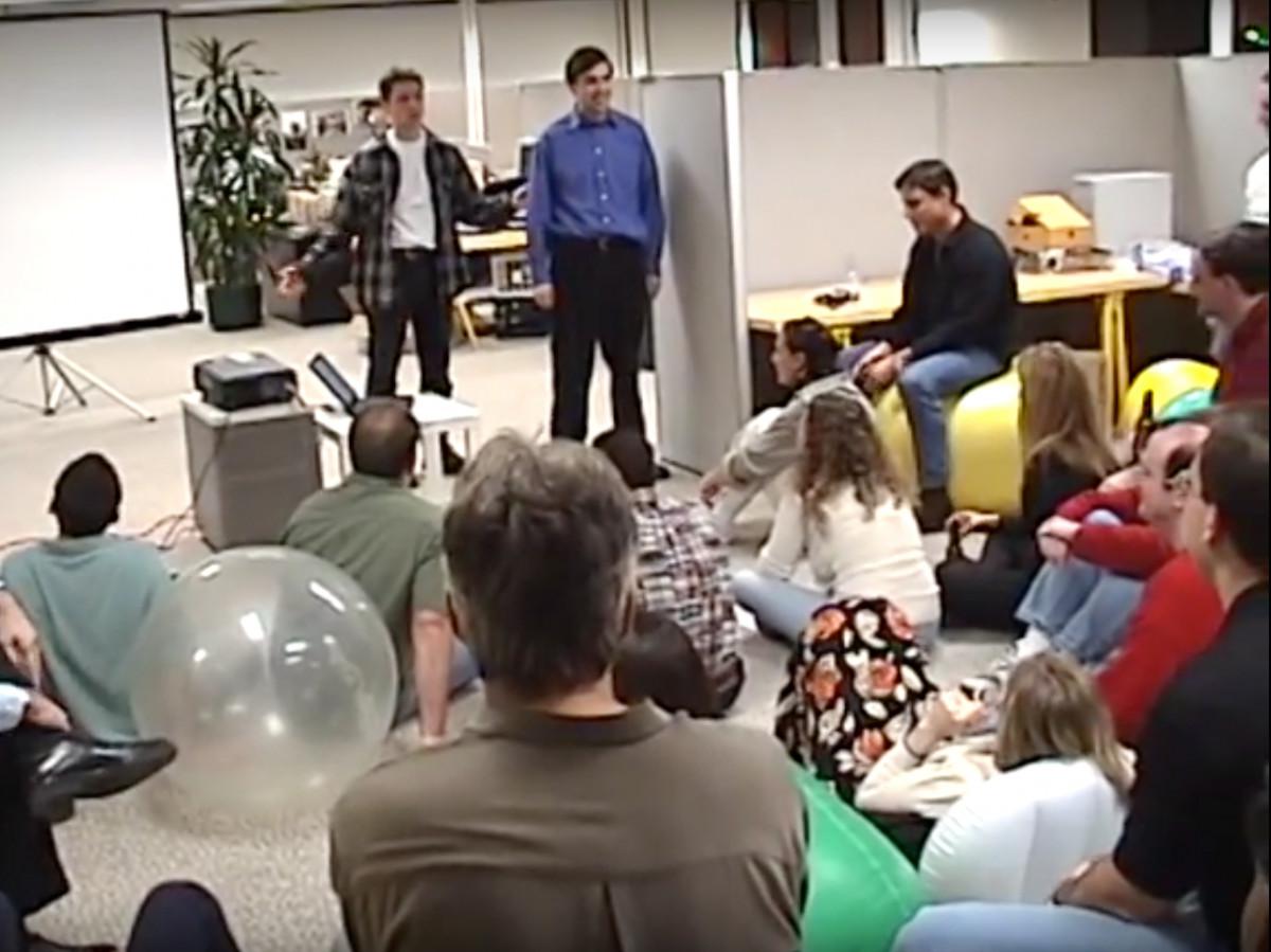 Meeting mingguan di Google yang disebut TGIF (Sumber: YouTube/Xooglers)