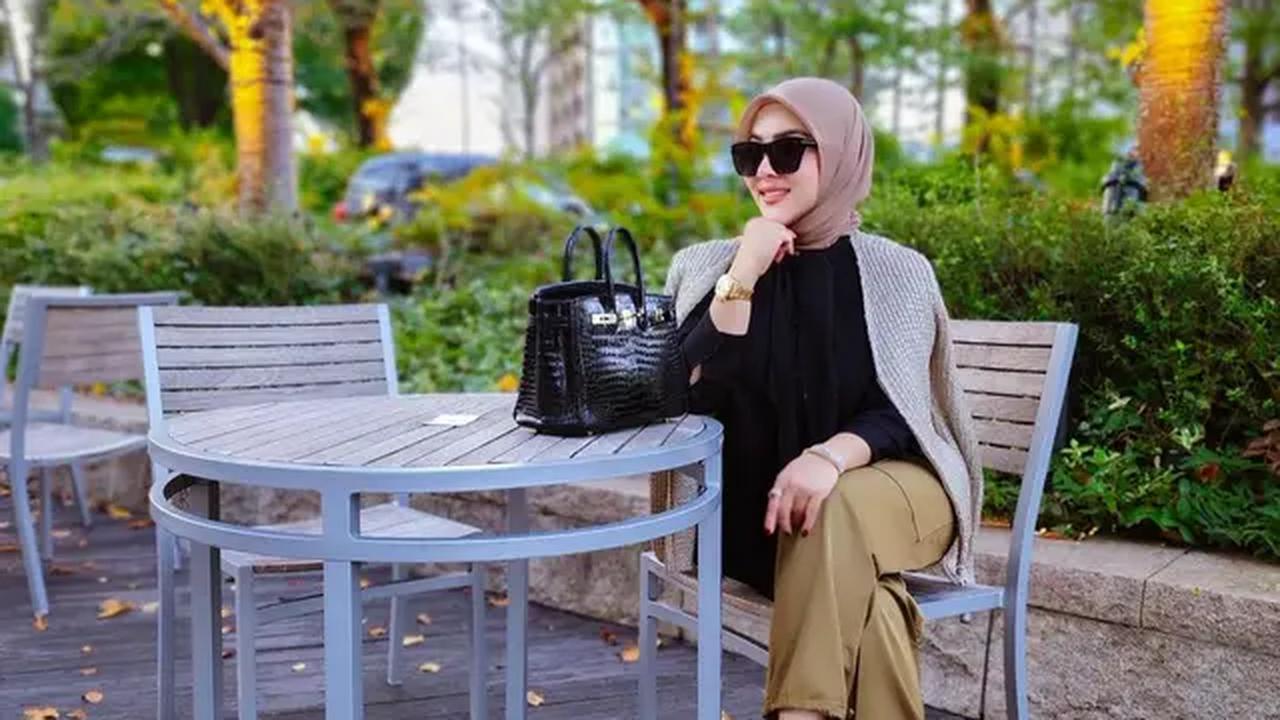 Syahrini tampak elegan dengan busana hijab dan blazer yang dikenakannya [Instagram/princessyahrini]
