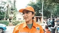 Ashanty jadi petugas oranye, bersih-bersih jalanan. (Sumber: YouTube/The Hermansyah A6)