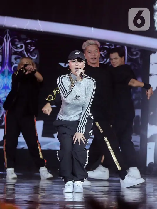 Penampilan Agnez Mo saat menghibur di atas panggung Konser Raya 28 Tahun INDOSIAR LUA28IASA di Studio 6 Emtek City, Jakarta, Rabu (10/1/2023).  Empat lagu lawas dibawakan Agnez Mo dengan penambahan aransemen baru pada setiap lagunya. (Fimela.com/Bambang E. Ros)