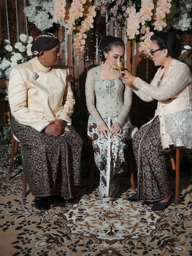 Calon Menantu Soimah di setelah Siraman pakai kebaya hijau. [@lokacinema]