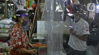 Pembeli sedang berbelanja di Pasar Santa, Jakarta, Selasa (23/6/2020). Plastik pembatas antara pedagang dan pembeli dipasang di kios pasar santa diterapkan dari protokol kesehatan pencegahan COVID-19. (Liputan6.com/Herman Zakharia)