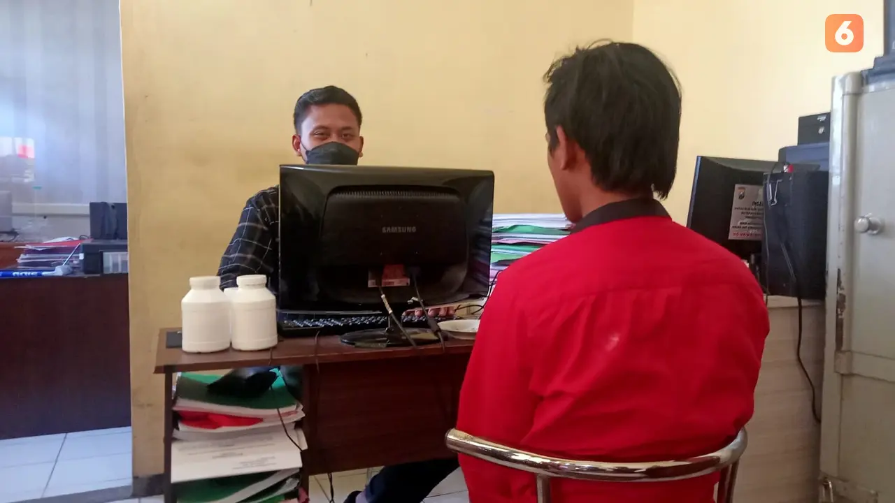 Pemuda pembawa ribuan pil trihexypenidyl diperiksa di Polresta Banyuwangi. (Hermawan Arifianto/Liputan6.com)