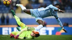 Pemain Lazio, Balde Diao Keita menginjak kepala kiper AS Roma, Wojciech Szczesny saat berebut bola pada laga Derby della Capitale di Olympic Stadium, Roma, Italia, (4/12/2016). AS Roma menang 2-0.  (AFP/Filippo Monteforte)