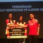 Ganda putri pelatnas Cipayug mendapatkan penghargaan PB Djarum (Liputan6.com/Muhammad Adi Yaksa)