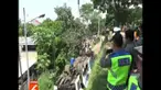 Alat berat didatangkan dari Kota Bandung untuk mengangkut kendaraan naas ini.