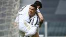 Striker Juventus, Alvaro Morata (atas) melakukan selebrasi bersama Cristiano Ronaldo usai mencetak gol kedua Juventus ke gawang Genoa dalam laga lanjutan Liga Italia 2020/2021 pekan ke-30 di Allianz Stadium, Turin, Minggu (11/4/2021). Juventus menang 3-1 atas Genoa. (LaPresse via AP/Marco Alpozzi)