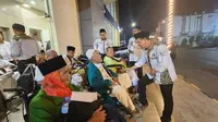 Suasana haru menyelimuti penyambutan 300 jemaah haji Indonesia usai mengikuti serangkaian prosesi safari wukuf. Program safari wukuf ini diperuntukkan bagi jemaah haji lansia dan disabilitas non-mandiri. (Foto: Humas Kemenag)