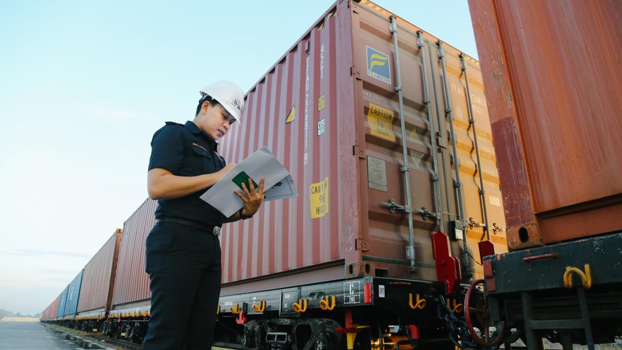 Petugas lapangan Bea Cukai tengah melakukan pemeriksaan. (Istimewa)