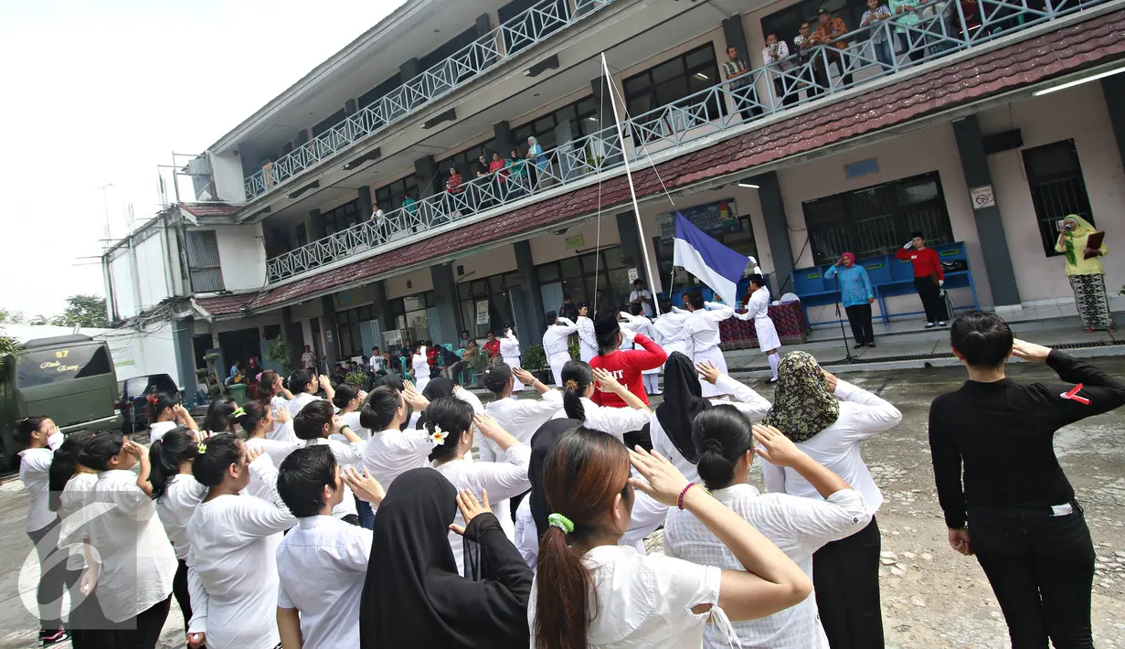 Suasana lomba pengibaran bendera di rutan Pondok Bambu, Jakarta, Kamis (21/4). Lomba diadakan memperingati Hari Kartini agar semangatnya tetap menggelora di hati para warga binaan wanita. (Liputan6.com/Immanuel Antonius)