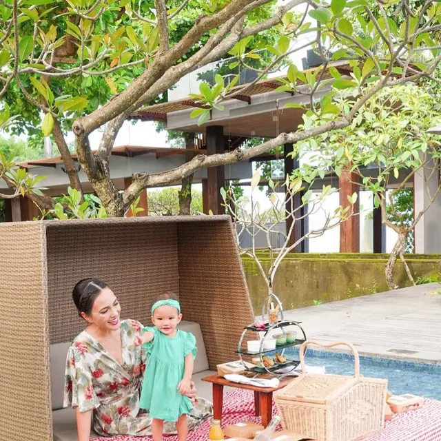 Tampil Kompak, Ini 6 Momen Shandy Aulia dan Baby Claire Herbowo saat Liburan di Bali