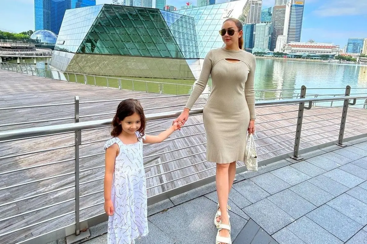 OOTD Aura Kasih saat Momong Anak