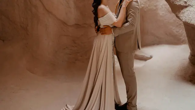Rekomendasi baju lamaran couple 2025: Gaun Panjang dan Jas Modern Full Tone/Pexels