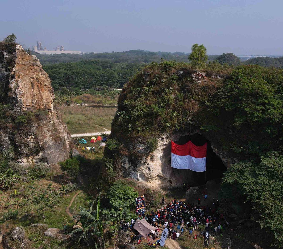 Di kawasan karst Klapanunggal sekitar Tebing Arpam, Goa Sigugula, peserta juga ada yang bermalam sambil menikmati keindahan alam di sana.