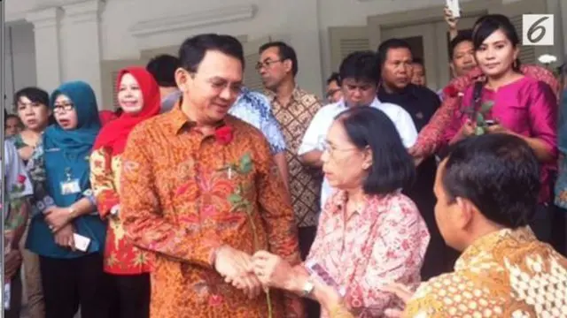 Karangan bunga ini sebagai dukungan untuk Gubernur DKI Jakarta usai sidang tuntutan dugaan penistaan agama dan Pilkada DKI 2017.