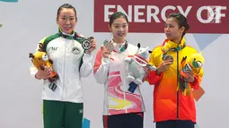 Atlet wushu putri China, QI Xinyi (tengah) menunjukkan medali emas Asian Games 2018 di JIExpo, Kemayoran, Jakarta, Rabu (22/8). QI Xinyi berhasil merebut medali emas pada nomor Changquan. (Merdeka.com/Imam Buhori)