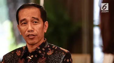 Presiden Joko Widodo atau Jokowi berbagi cerita kepada para notaris tentang rumitnya mengurus izin.  