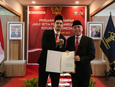 Pemain Naturalisasi Timnas Indonesia, Shayne Pattynama berfoto bersama Ketua Umum PSSI, Mochamad Iriawan sambil memegang Surat Keputusan Presiden Republik Indonesia Tentang Pemberian Kewarganegaraan Republik Indonesia saat Pengambilan Sumpah Janji Setia Pewarganegaraan Republik Indonesia yang berlangsung di Kantor Wilayah Kementetian Hukum dan HAM DKI Jakarta, Selasa (24/01/2023). (Bola.com/Bagaskara Lazuardi)