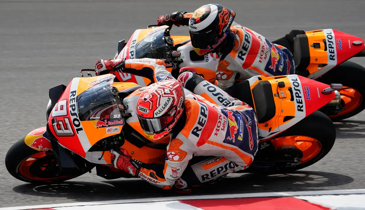 Pembalap Repsol Honda Team, Marc Marquez (depan) dan rekan setimnya Jorge Lorenzo saat latihan bebas pertama (FP1) MotoGP Malaysia di Sirkuit Sepang, Jumat (1/11/2019). Marc Marquez berada di posisi keempat pada FP1 MotoGP Malaysia. (AP Photo/Vincent Thian)