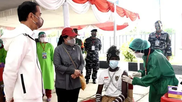 Presiden Jokowi meninjau vaksinasi Covid-19 di halaman Kantor Bupati, Kabupaten Merauke.