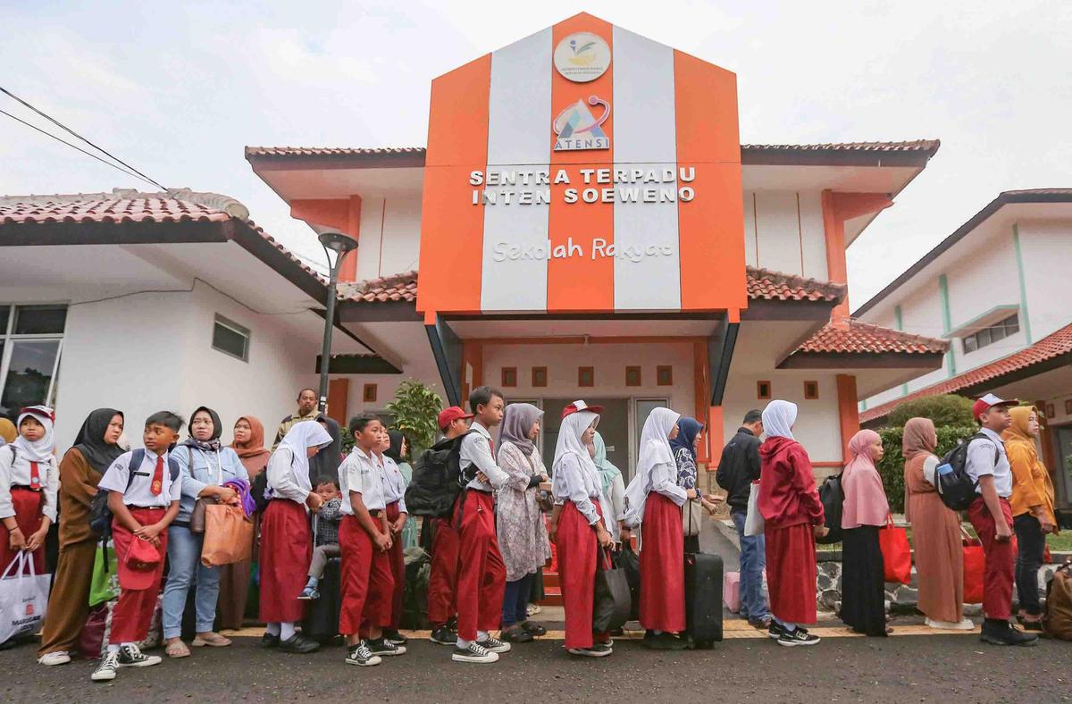 FOTO: Hari Pertama Penuh Semangat di Sekolah Rakyat