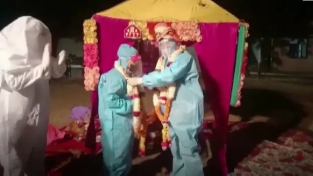 Pernikahan menggunakan APD/dok. South China Morning Post