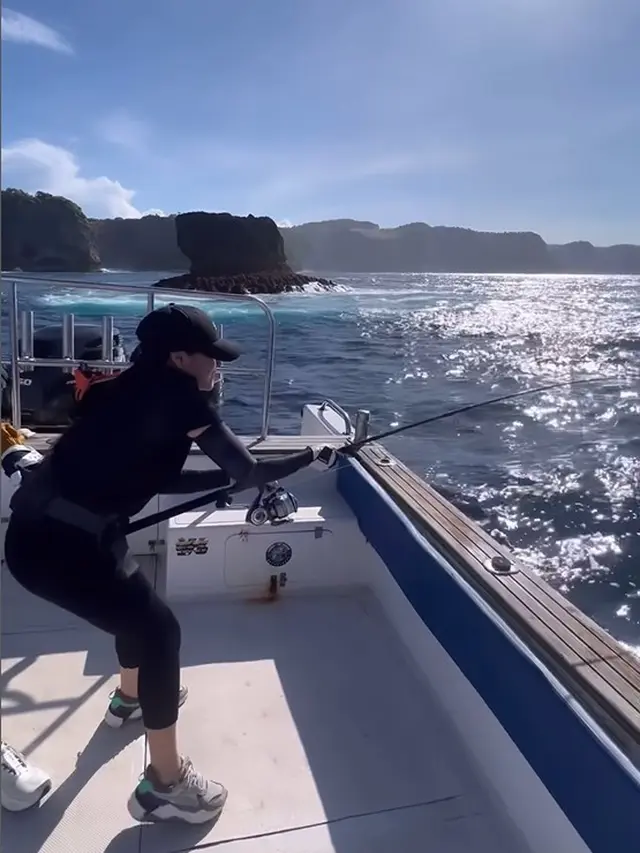 Prilly Latuconsina mancing di laut. [Foto: Instagram/prillylatuconsina96]